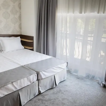 Хотел Hotel Central 2*