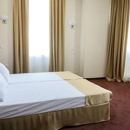 Хотел Hotel Central 2*