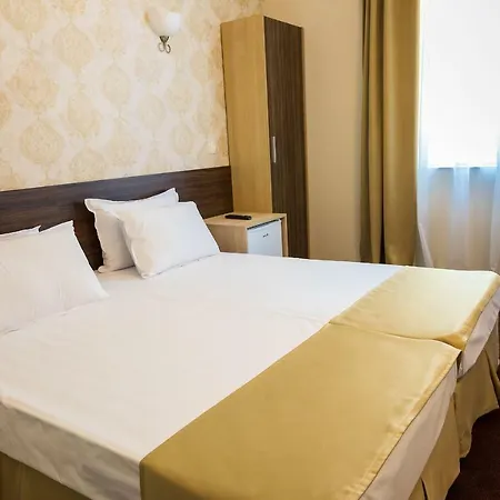 Хотел Hotel Central 2*
